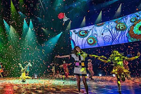 לוסי בשמי היהלומים: היא ומופע האהבה של הביטלס מרעידים את לאס וגאס