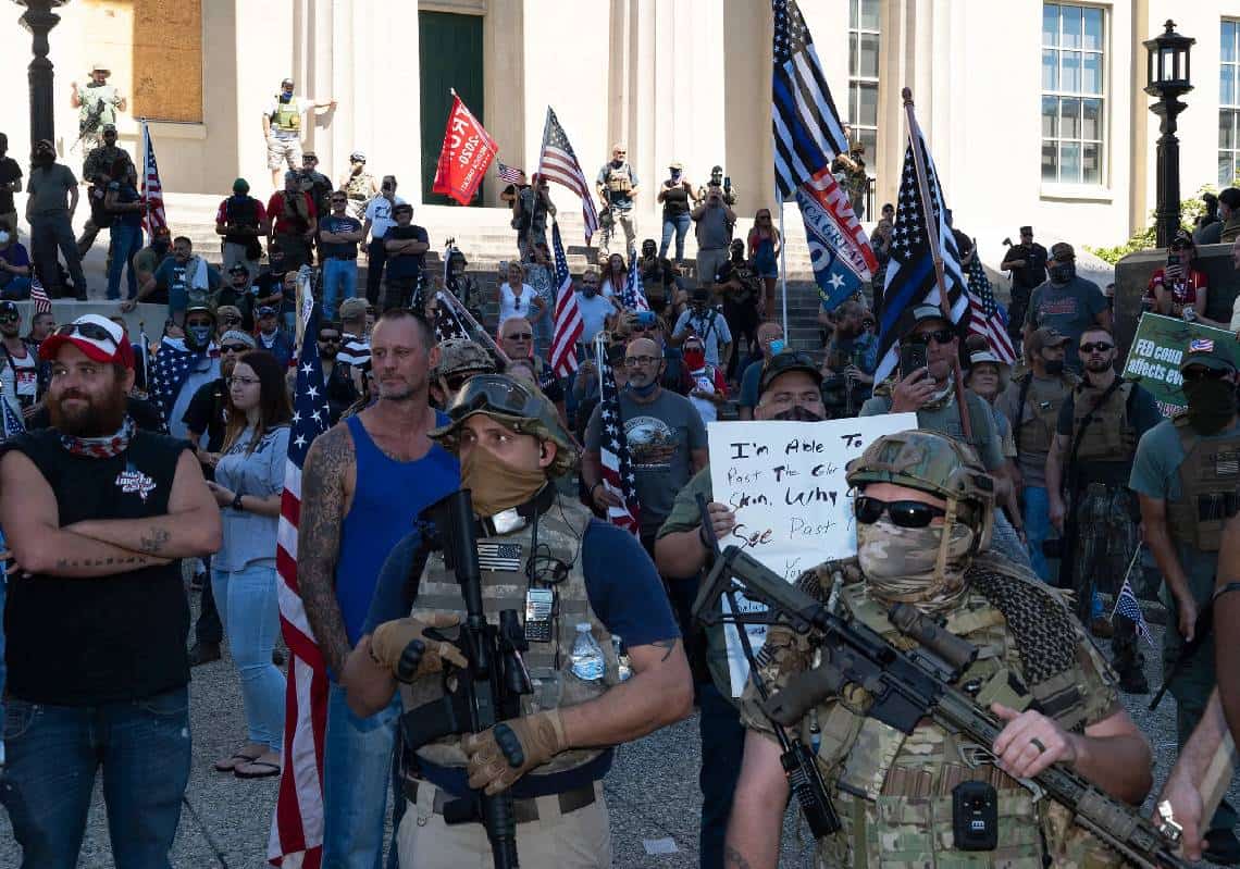 בניגוד לחוקה: דמוקרטים מציעים לאסור פעילות מיליציות חמושות