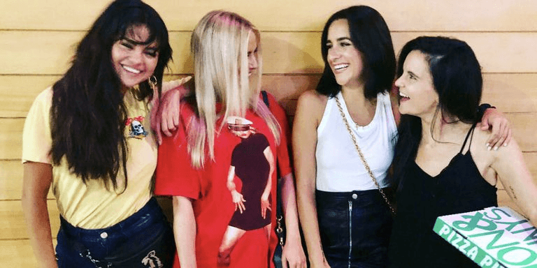 מחט לארבע: סלינה גומז ועוד 3 חברות עושות קעקועים תואמים