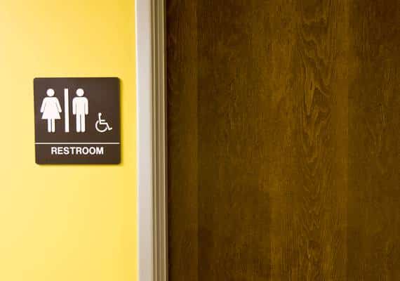 לוס אנג'לס: גבר ביצע מעשה מגונה בשירותי הנשים