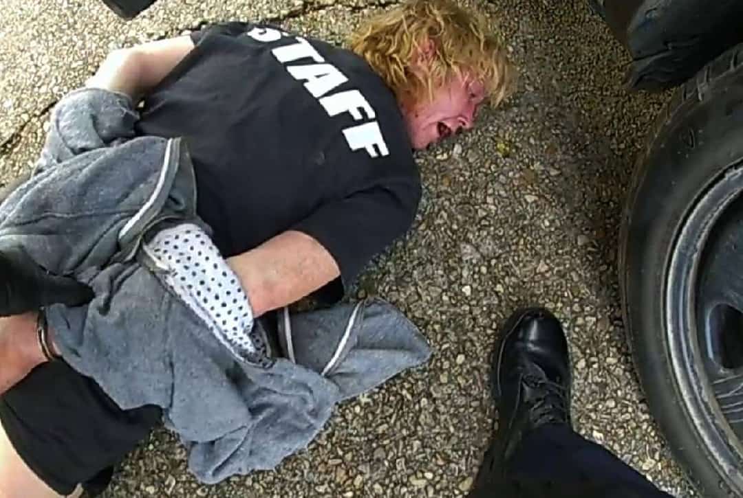 "סוף לקשירת החזיר": לאחר שעלה בחיי מספר עצורים, עתה נוהל האיזוק השנוי המחלוקת יוצא מן החוק במדינה זו