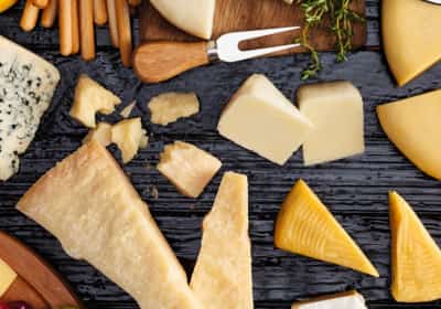 איזו גבינה הכי בריאה? 9 סוגים שמפתיעים בערכים התזונתיים שלהם