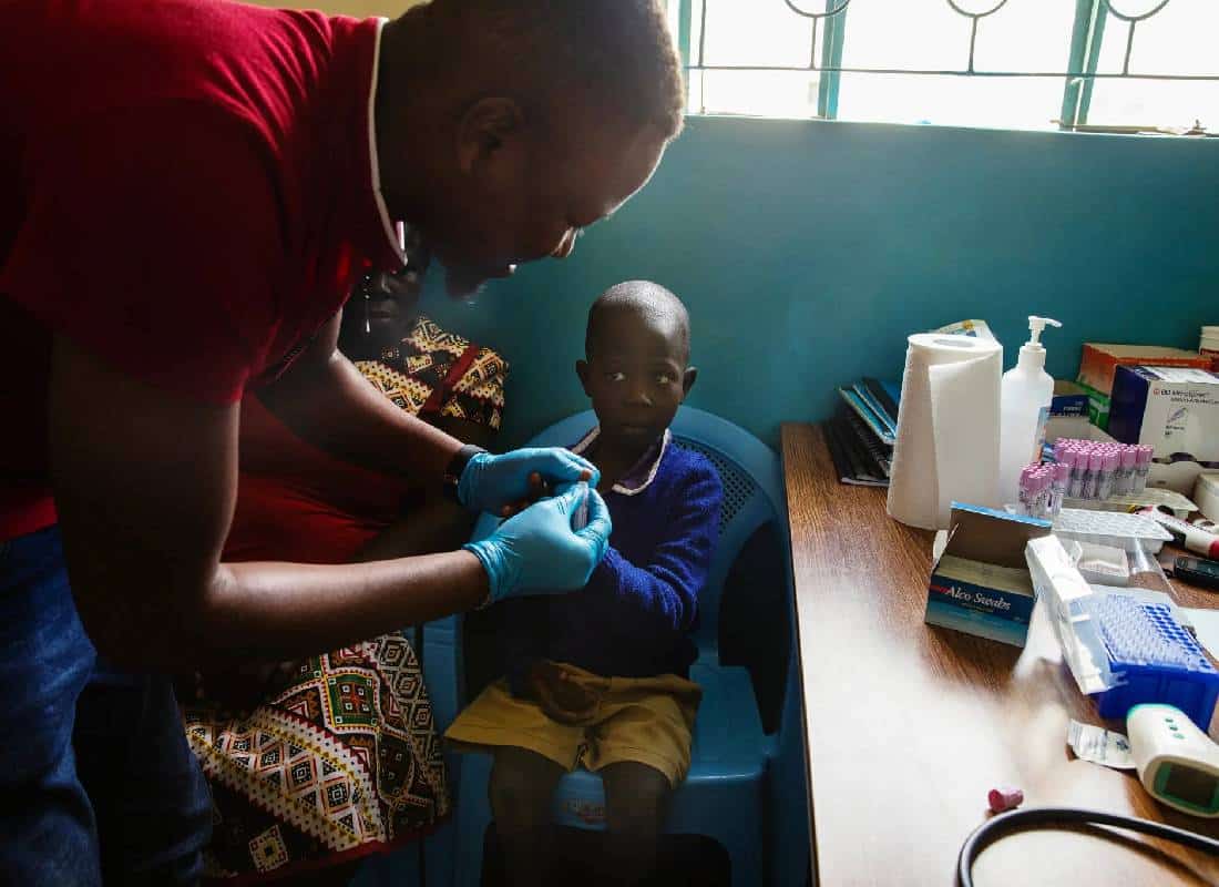 מכת מוות: הקפאת הסיוע האמריקני משתקת תוכניות בריאות ברחבי העולם