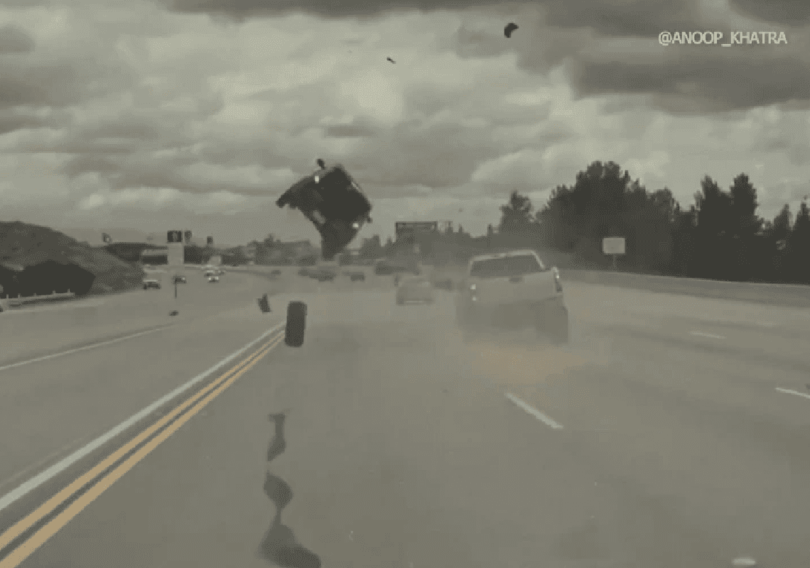 תיעוד מהכביש המהיר באל.איי: הגלגל השתחרר מהטנדר - ופגע במכונית שנסעה לידו