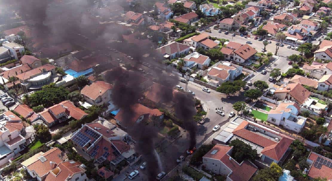 לפחות 100 נרצחים ועשרות בני ערובה, חמאס חטף לעזה עשרות ושולט על יישובים