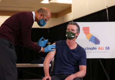 קליפורניה מתרחקת ממדיניות הבריאות של טראמפ: חוק חדש יאפשר לה לקבוע הנחיות חיסון משלה