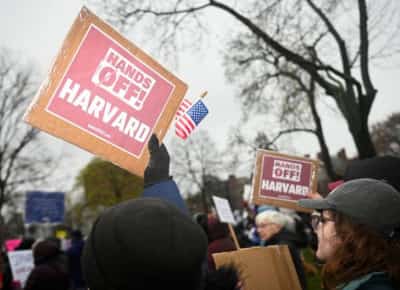 אירוניה קטלנית: מאבק טראמפ באנטישמיות מאיים לגרש את הסטודנטים הישראלים שהוא רוצה להגן עליהם