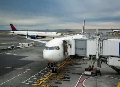 השמיים נסגרים מעל תל אביב: החלטת דלתא חושפת עד כמה המלחמה עם איראן מטלטלת את הגשר האווירי לארצות הברית