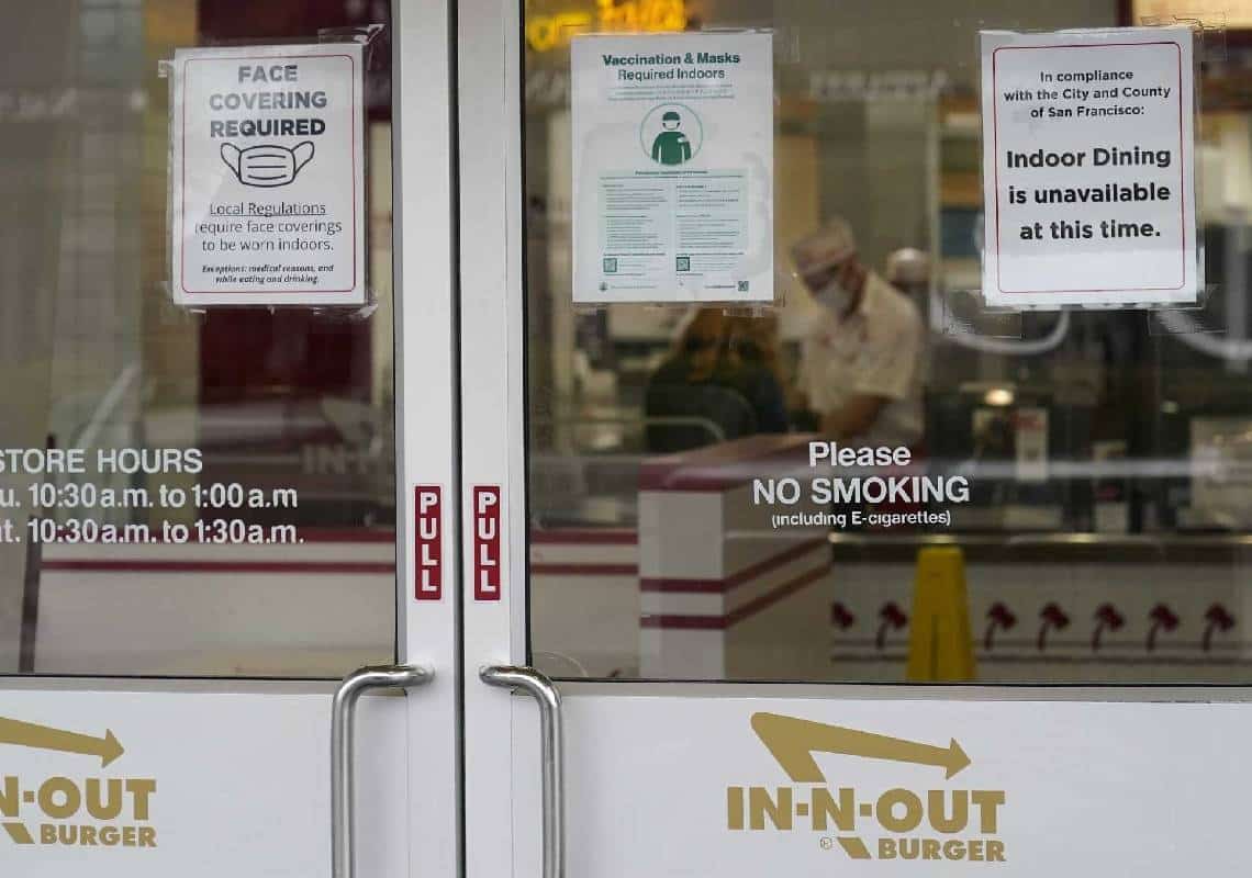 בעקבות חובת החיסונים בבתי עסק: רשת In-N-Out סוגרת את אזורי הישיבה ב-5 סניפים
