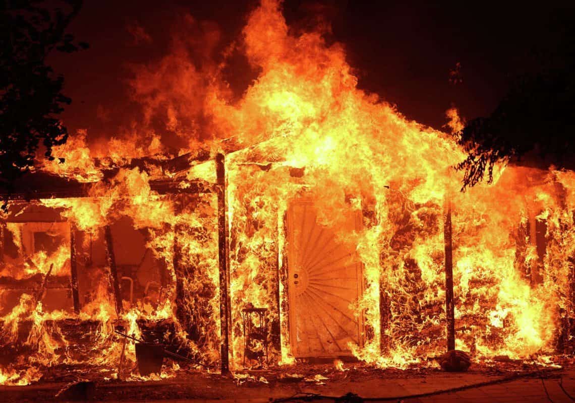 שריפת 'אוק' מתפשטת בקליפורניה: אלפי תושבים פונו, 10 מבנים נשרפו כליל