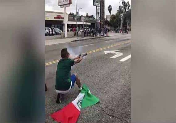 במהלך חגיגות ניצחון מקסיקו במונדיאל: אוהד בלוס אנג'לס ירה זיקוק על שוטר