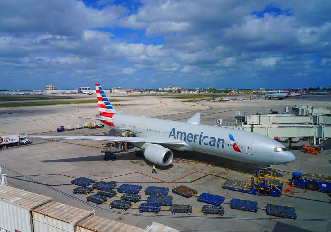לאחר יותר משנתיים: אמריקן איירליינס תחזור להגיש משקאות חריפים בטיסותיה