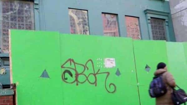 ניו יורק: הריסת בניין בהארלם נעצרה לאחר שנתגלו במרתף שרידי אדם