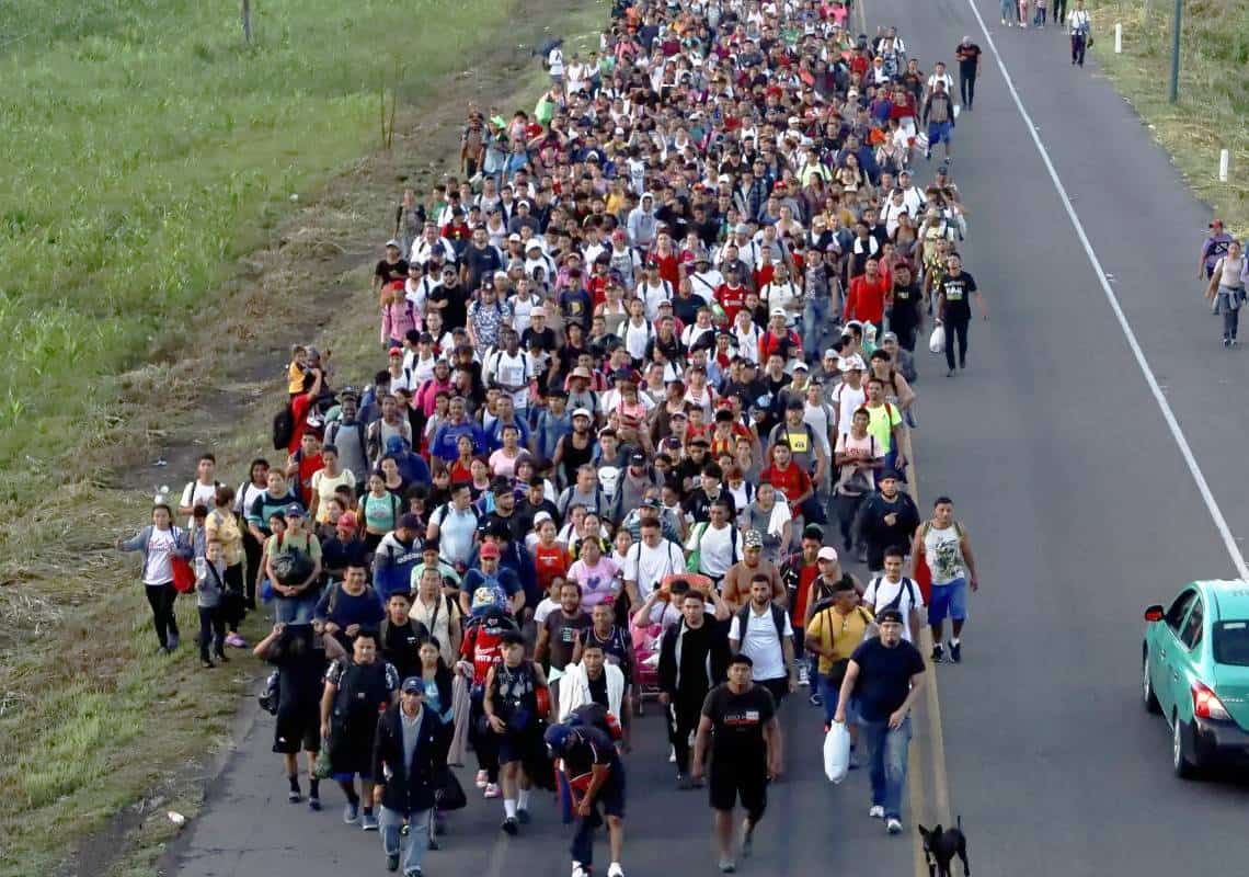 חוששים מניצחון של טראמפ: אלפי מהגרים צועדים לכיוון גבול ארה"ב