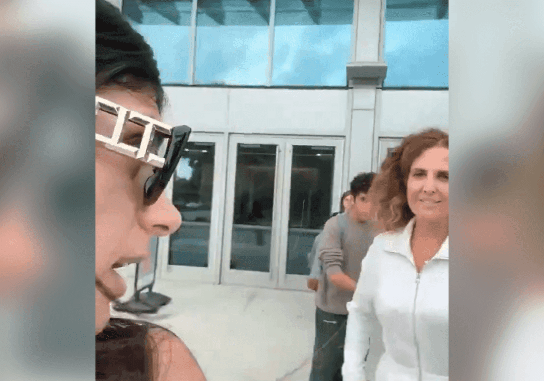 עימות בין כוכבת הפורנו האנטישמית לאישה ישראלית: "את מריחה כמו פלאפל"