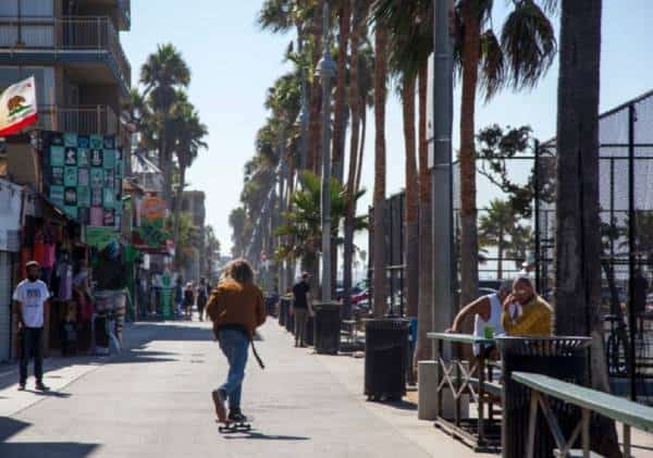 ראש עיריית לוס אנג'לס: "אנחנו רגע לפני הגבלות חדשות וצווי סגירה נוספים"