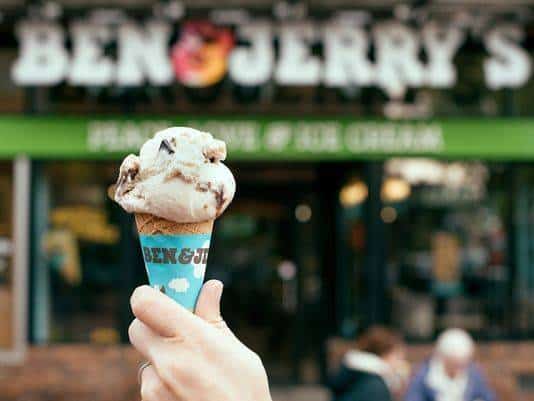 גלידות חינם לכולם בכל העולם: בן אנד ג'ריס מחלקת היום גביעי גלידה ללא תשלום בסניפיה