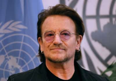 סולן להקת U2 על הבמה בלונדון: "חמאס שחררו את החטופים, ישראל - תשחררי מנתניהו"