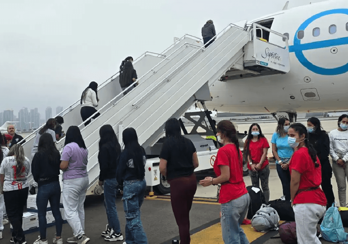 גבולות קליפורניה עמוסים במהגרים – אז ממשל ביידן מטיס אותם לטקסס