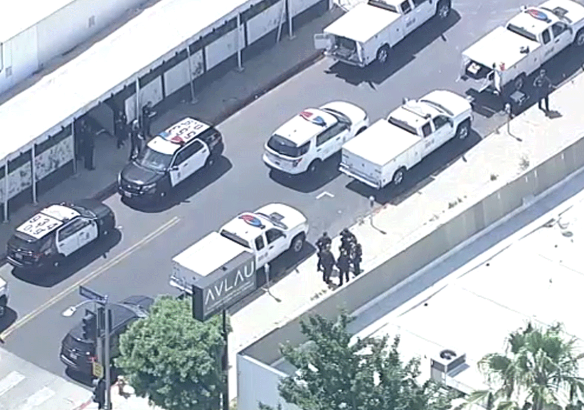 חפץ חשוד נתגלה ברחוב הראשי בוואלי לוס אנג'לס: עסקים פונו ועומסי תנועה כבדים נרשמו באזור