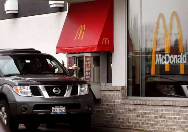 בשל ויכוח בדרייב ת'רו: עובדת במקדונלדס תקפה לקוח באלימות