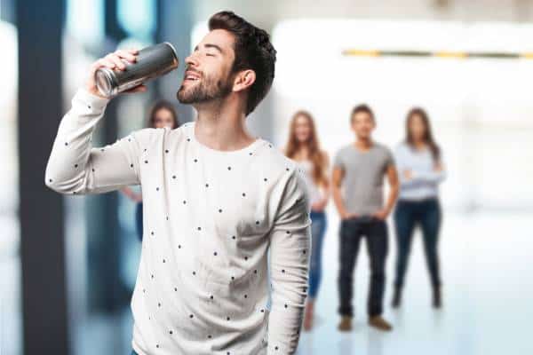 יש לכם 90 דקות: בכמה מצטמצמים כלי הדם שלכם כשאתם שותים משקה אנרגיה? 