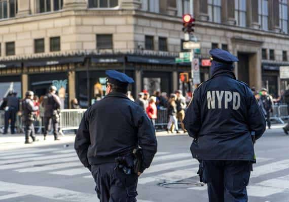 מבוכה למשטרת ניו יורק: עבריין סדרתי ברח כשהוא אזוק מאחורי גבו