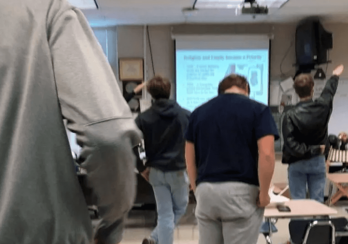 תלמיד יהודי: המורה להיסטוריה גרם לכיתה להביע הצדעה נאצית