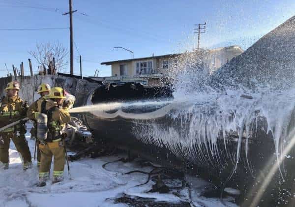 לוס אנג'לס: "אש כבדה מפתחי הניקוז", שניים אושפזו בפיצוץ גז 