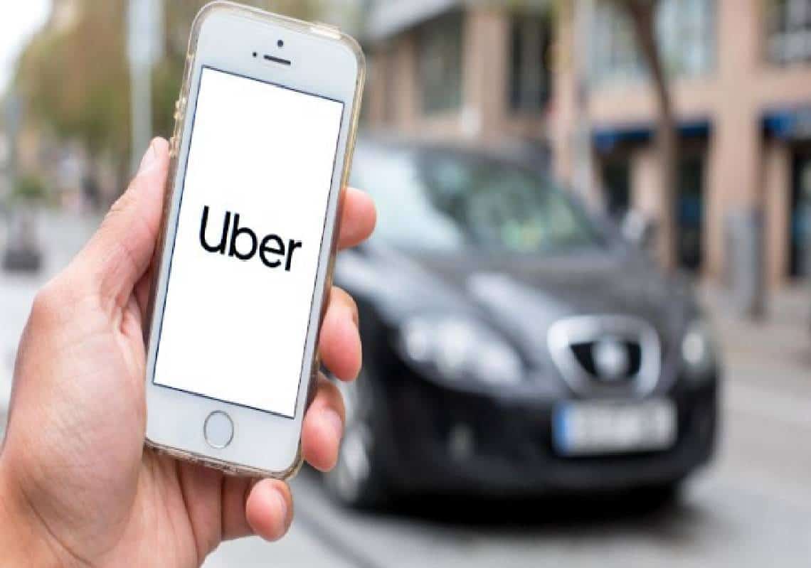 Uber מחלקת אוכל ונסיעות בחינם ל'פליטים' אפגניים ברחבי אמריקה