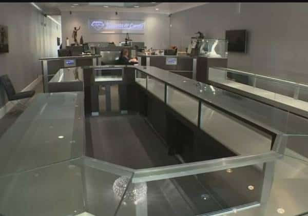 בעל חנות תכשיטים תפס פורצים על חם, המשטרה שחררה אותם בשל מחסור בראיות