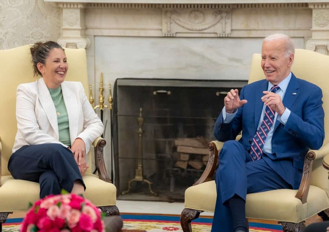 ביידן נפגש עם ליאת אצילי, אזרחית אמריקאית ששוחררה בעסקת החטופים הראשונה 