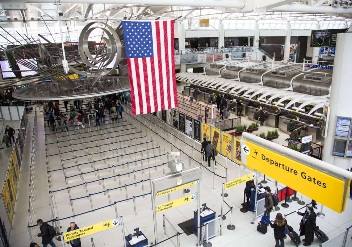 סנאטורית דמוקרטית מקדמת הצעת חוק חדשה: "נוסעים בטיסות פנים צריכים להוכיח שהם מחוסנים או להציג בדיקה שלילית"