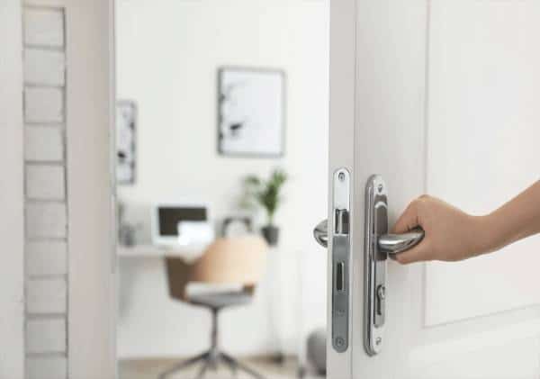 שערוריה בחברה יוקרתית בניו יורק: מזכירה נכנסה למשרד ונדהמה לגלות את המנהל מאונן מולה