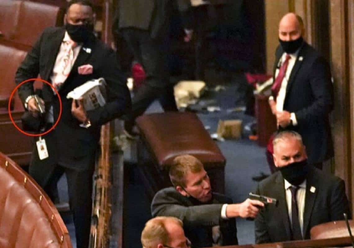 נחשפה זהותו של יורה הקפיטול שחיסל בלא אזהרה וירה בצווארה של חיילת אמריקאית: "שכח אקדח טעון בשירותי הקונגרס"