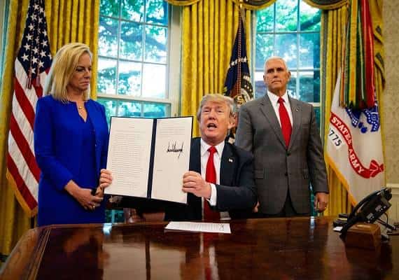 ירד מהעץ: טראמפ הורה להפסיק את הפרדת הילדים מהוריהם