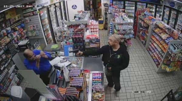 שדד חנות נוחות ולא הסתפק רק בשטרות