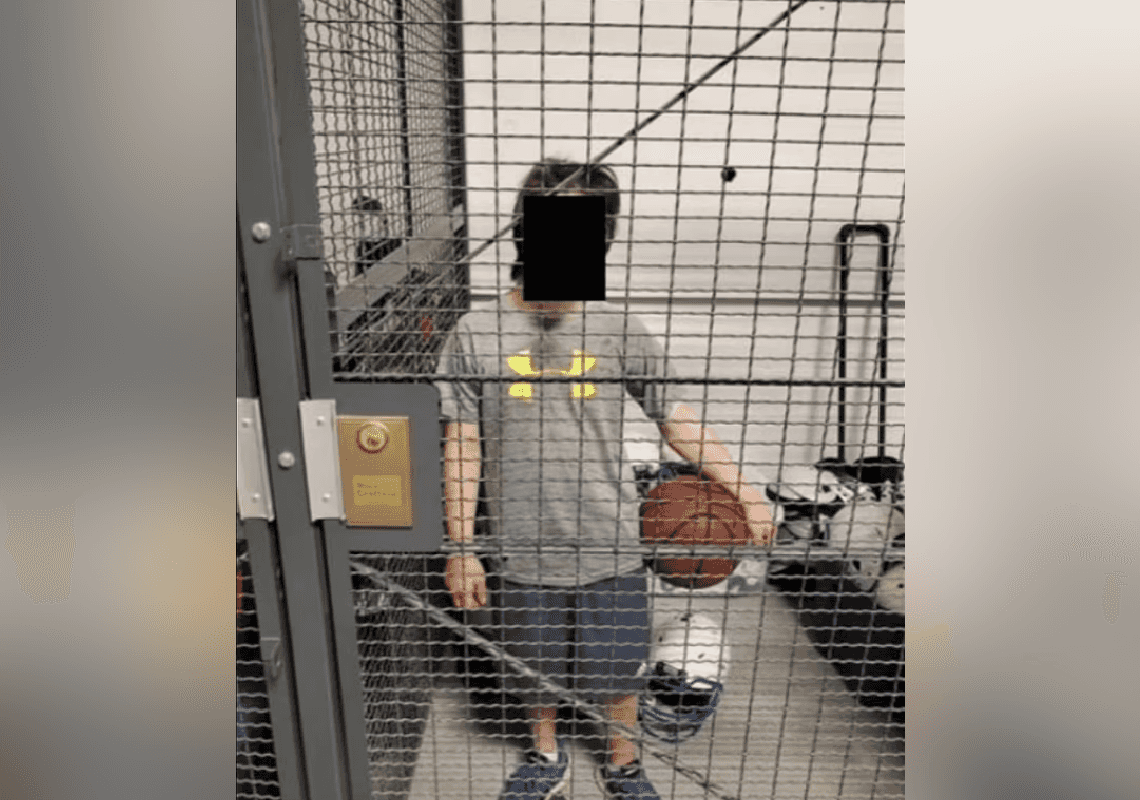 מסכת התעללות מזעזעת: סייע נעל בכלוב ילד עם תסמונת דאון