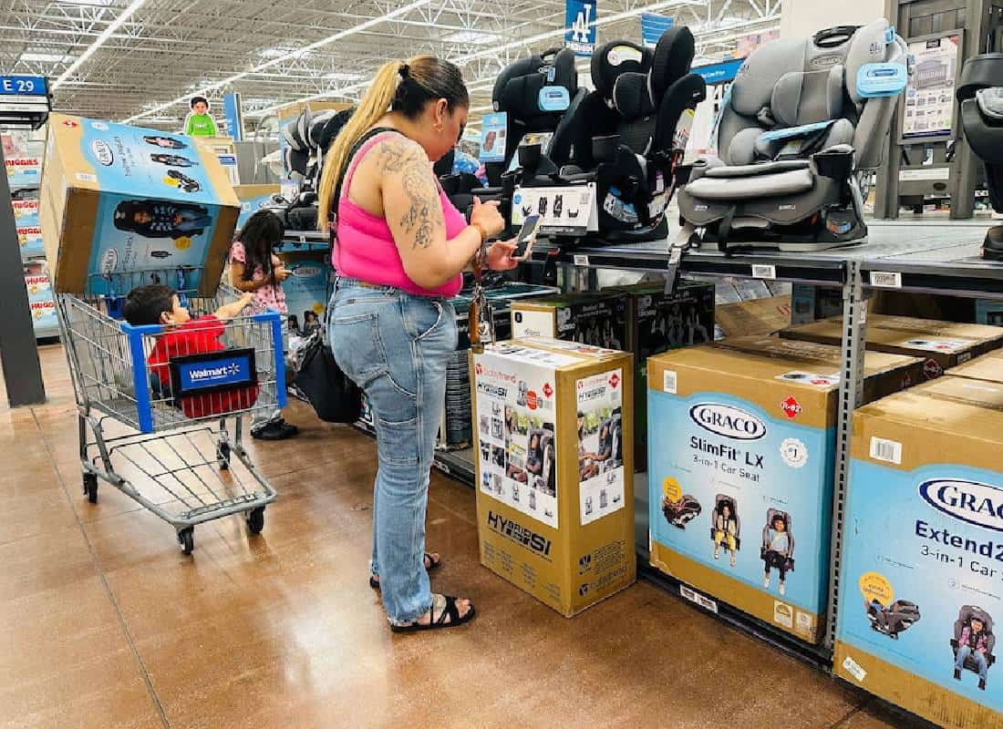 מכת מכס על עריסות: המלחמה המסחרית של טראמפ פוגעת קשות בהורים אמריקאים