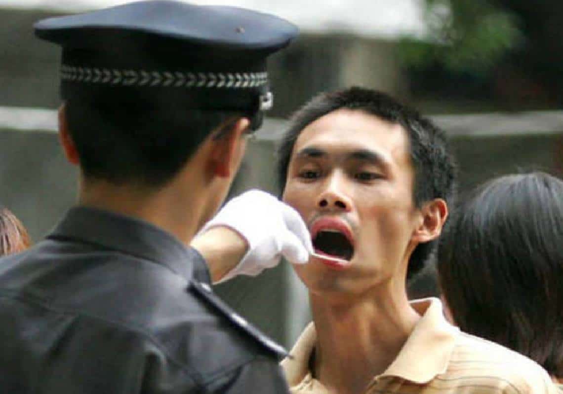 "שליטה מוחלטת בבני האדם": ממשל ביידן מכה עשרות חברות סיניות היוצרות מאגרי DNA למעקב אחר האוכלוסייה האזרחית