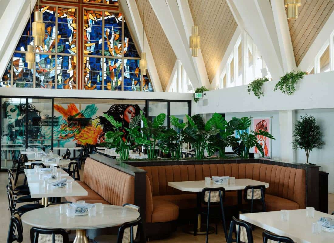 מאות כנסיות הופכות לקניונים ומסעדות