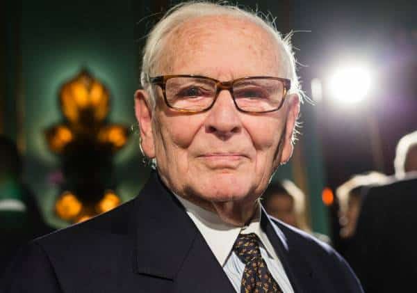 כיצד פייר קרדן, מעצב האופנה הצרפתי שהלך לעולמו, שינה את עולם האופנה?