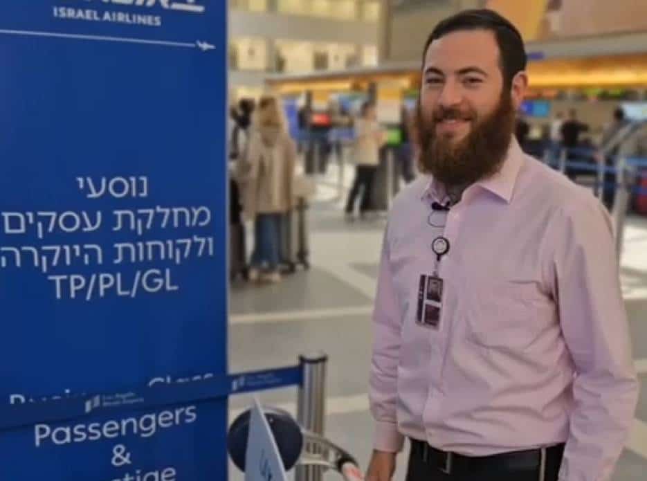 "אנחנו משפחה": שליח חב"ד מציע תפילין ותקווה לטסים מ-LAX לישראל