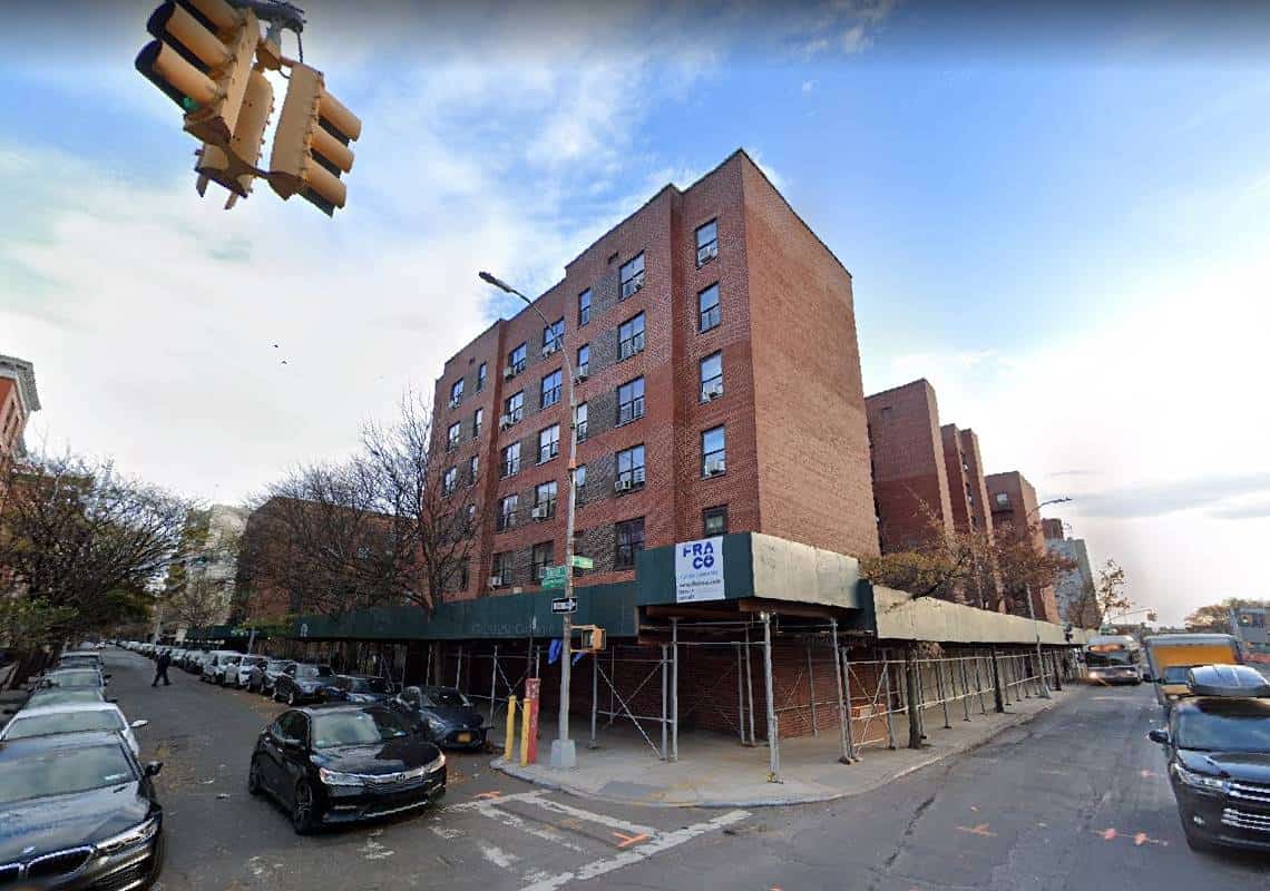 פריצה אלימה לבית בניו יורק: קשיש בן 87 הותקף, אקדח כוון לעבר אם ובנה הצעיר