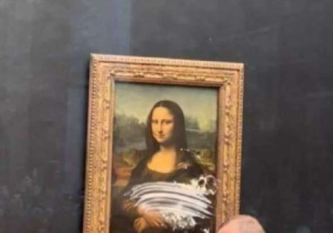 צפו: אקטיביסט אקלים עם פאה על ראשו הטיח עוגת קצפת במונה-ליזה - הזורק אושפז בבית חולים פסיכיאטרי