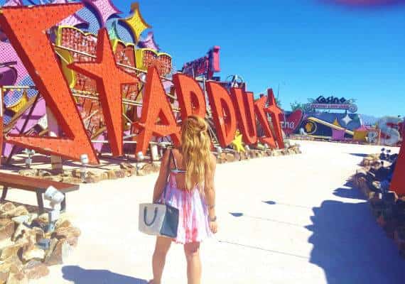  בית קברות לשלטי ניאון: מתחם שמציע הזדמנות לטייל בין השלטים שקישטו את לאס וגאס ויצאו לפנסיה