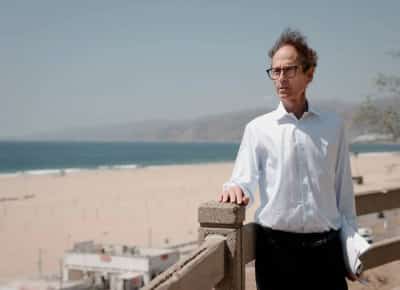 כרטיס טיסה חזרה בלבד: איש עסקים מלוס אנג'לס מממן נסיעות לחסרי בית