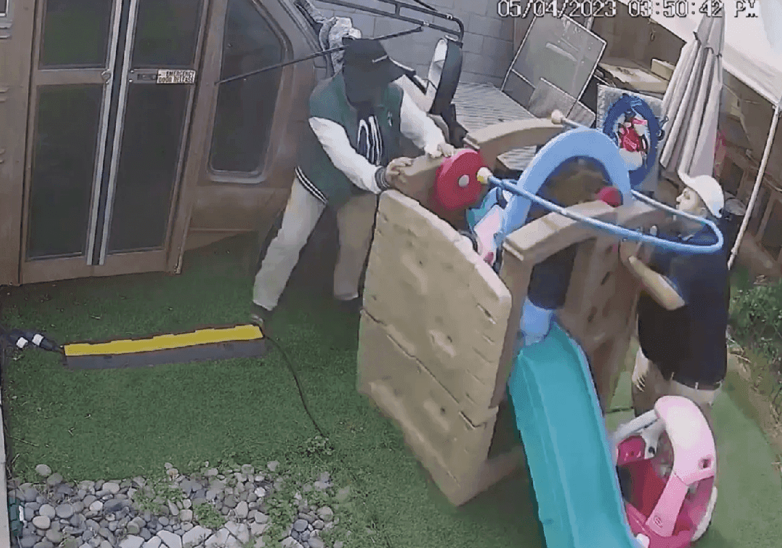 צפו: פודקאסטר מלוס אנג'לס מתעמת עם אדם שפרץ לאולפן שלו וגנב ציוד יקר