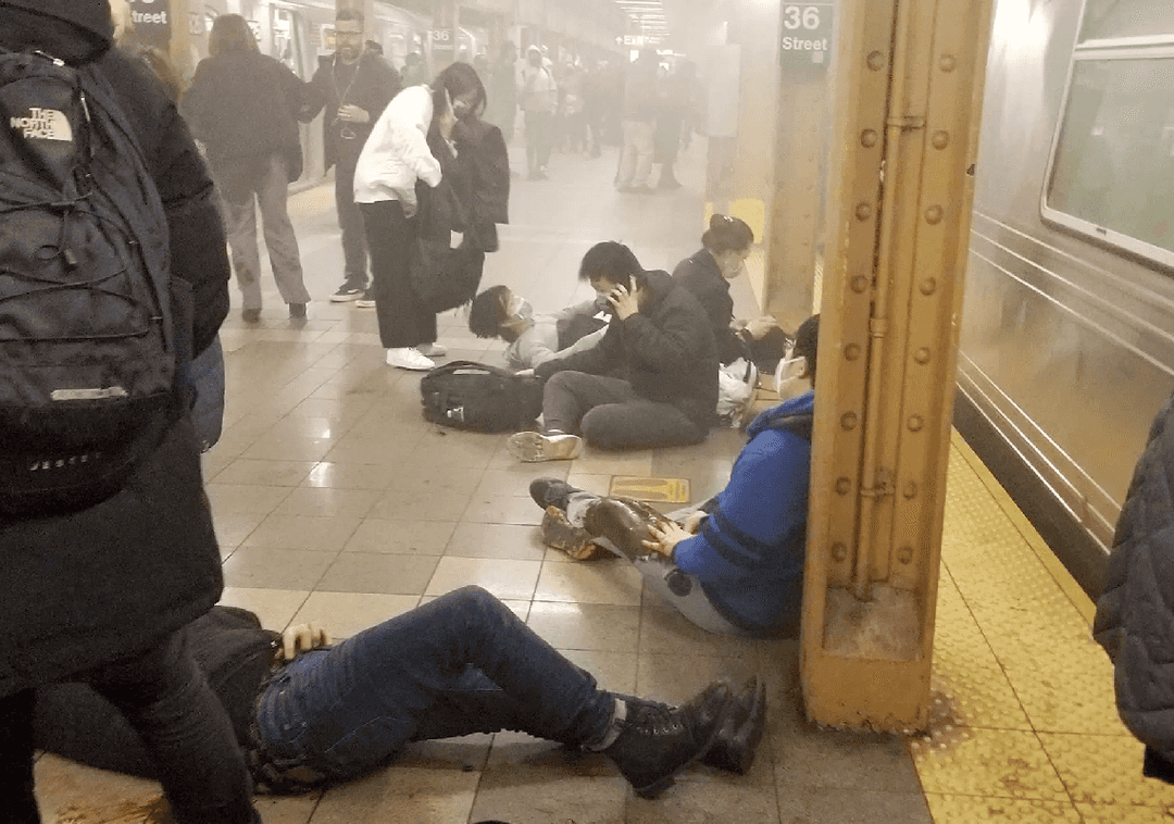 אירוע ירי ברכבת תחתית בברוקלין: לפחות 13 פצועים, מצוד אחר היורה