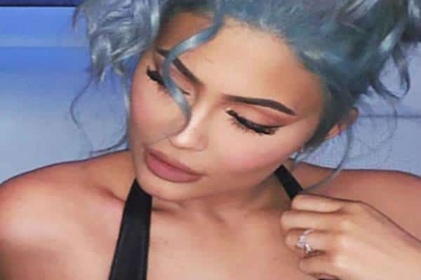 תרגמו לנו את זה בבקשה: קיילי ג'נר ענדה טבעת יהלום מרשימה על אצבע הנישואין בערב השנה החדשה